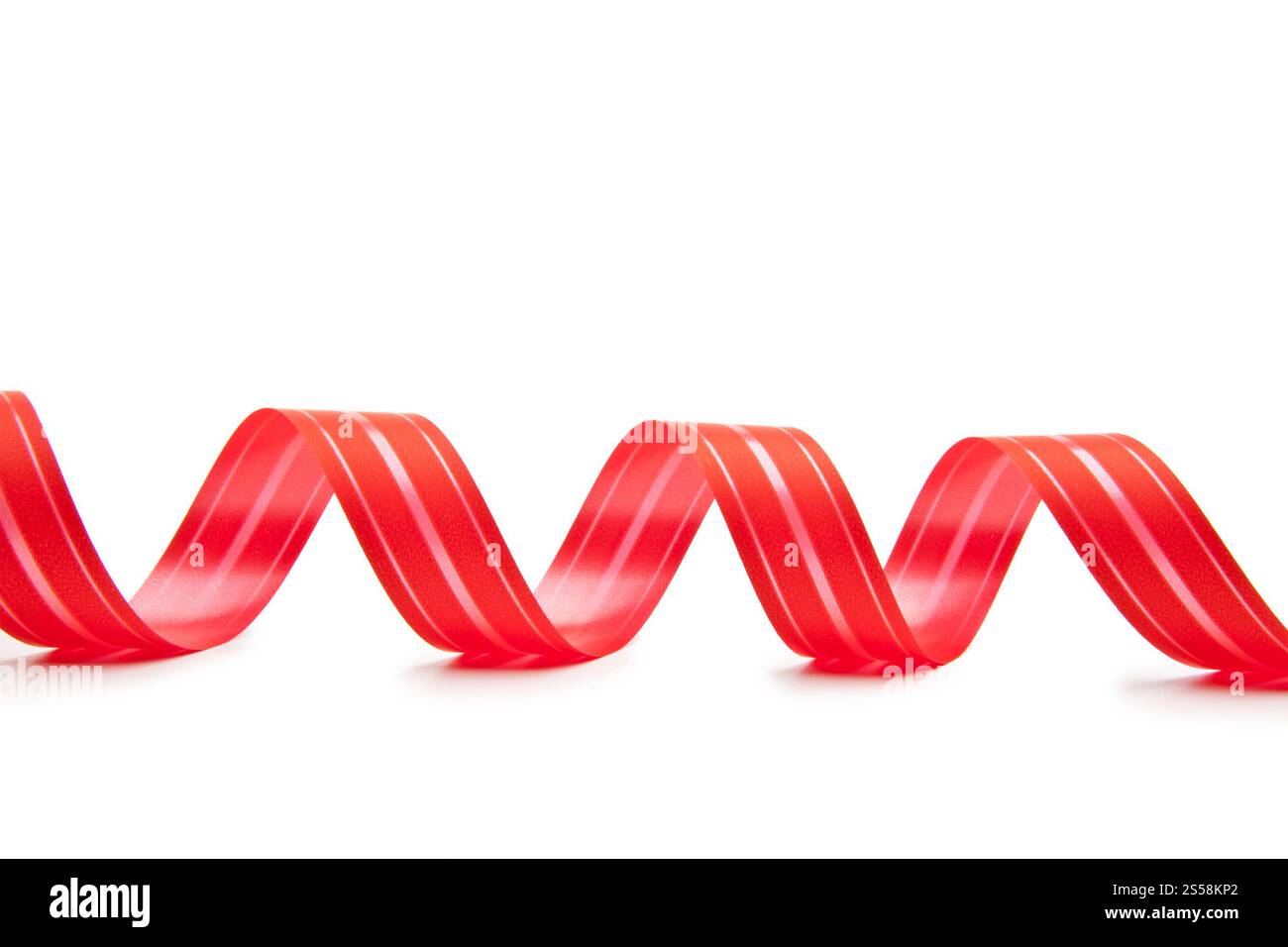 Ruban arbre de Noël isolé sur fond blanc. Sapin de Noël en ruban Banque D'Images