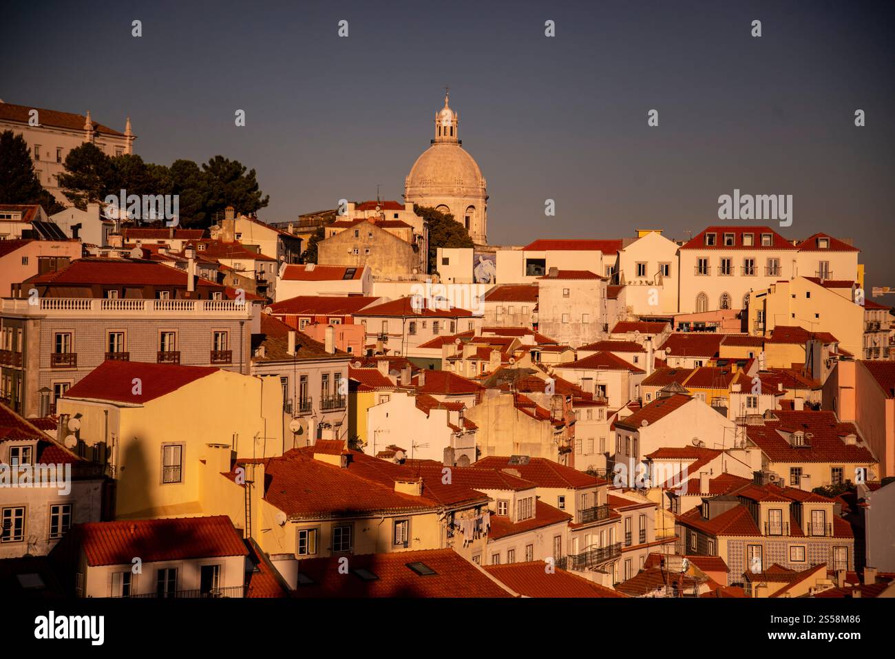 Une vue de la vieille ville Alfama de la ville Lisbonne au Portugal. Portugal, Lisbonne, octobre 2021 Banque D'Images