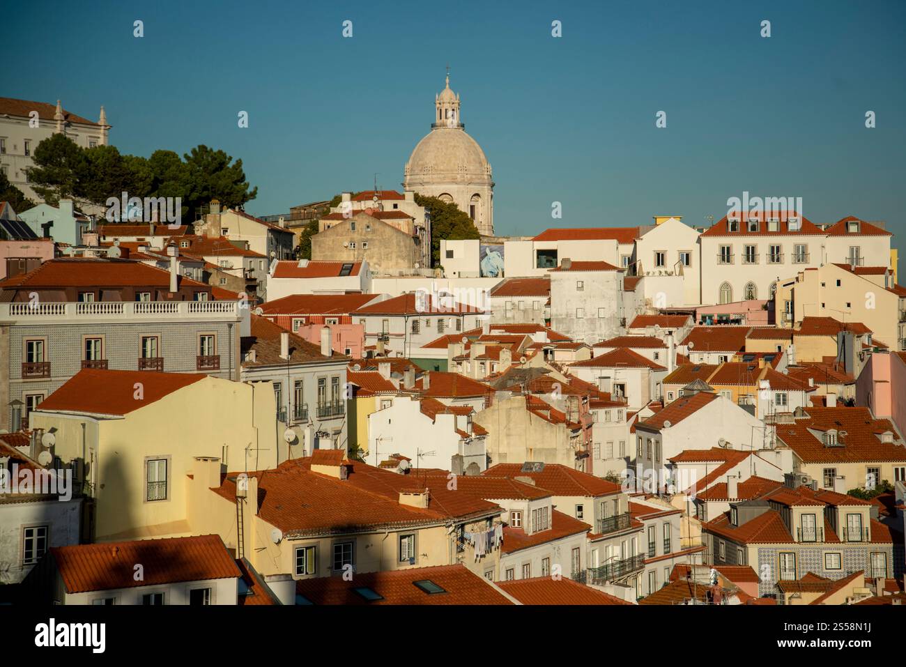 Une vue de la vieille ville Alfama de la ville Lisbonne au Portugal. Portugal, Lisbonne, octobre 2021 Banque D'Images