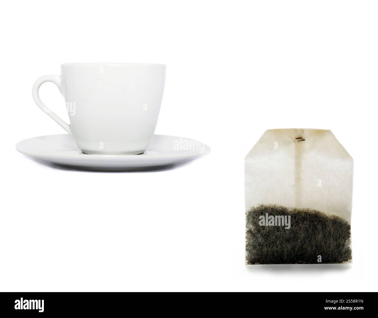 sachet de thé et une tasse isolés sur fond blanc. sachet de thé et une tasse Banque D'Images