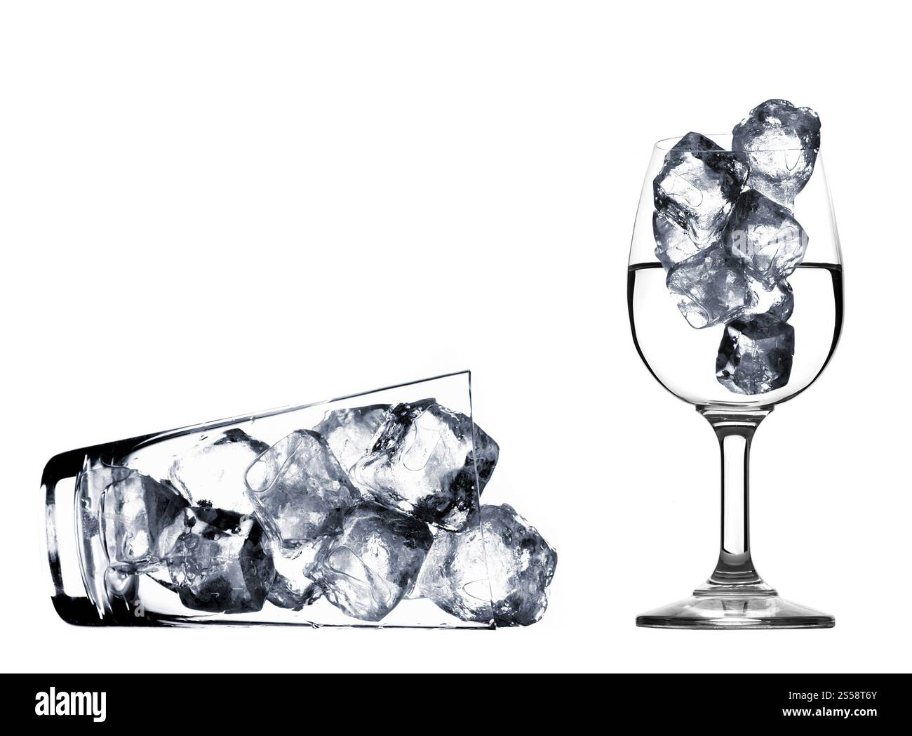 eau douce dans le verre avec des glaçons isolés sur fond blanc. de l'eau fraîche dans un verre avec des glaçons Banque D'Images