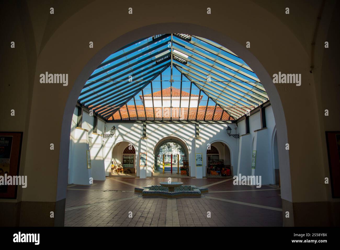 Le Market Hall ou Mercado Municipal dans le village d'Alter do Chao dans l'Alentejo au Portugal. Portugal, Alter do Chao, octobre 2021 Banque D'Images
