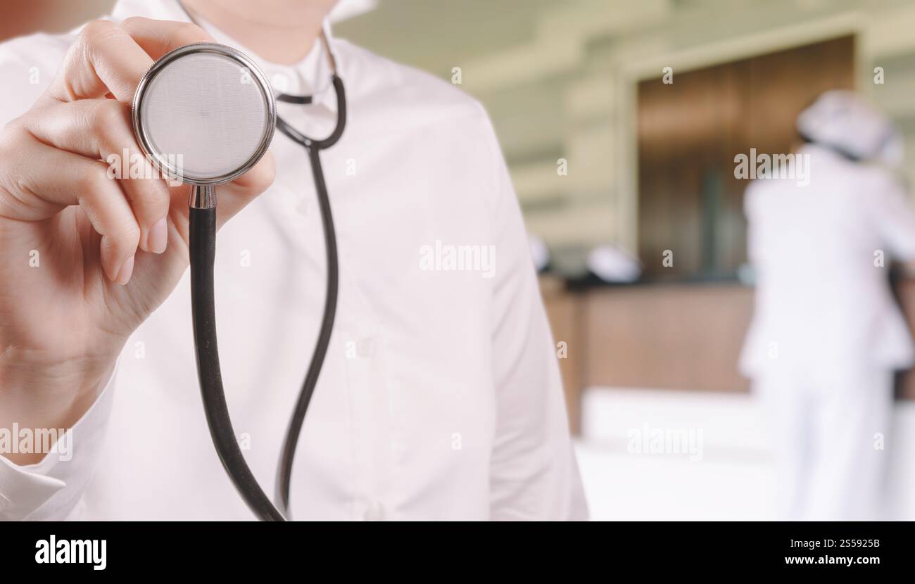 Médecin utilisant le stéthoscope diagnostiquer le dossier médical électronique virtuel du patient sur l'interface.Digital Healthcare et le réseau sur virtuel moderne Banque D'Images Médecin utilisant le stéthoscope diagnostiquer le dossier médical électronique virtuel du patient sur l'interface.Digital Healthcare et le réseau sur virtuel moderne Banque D'Images