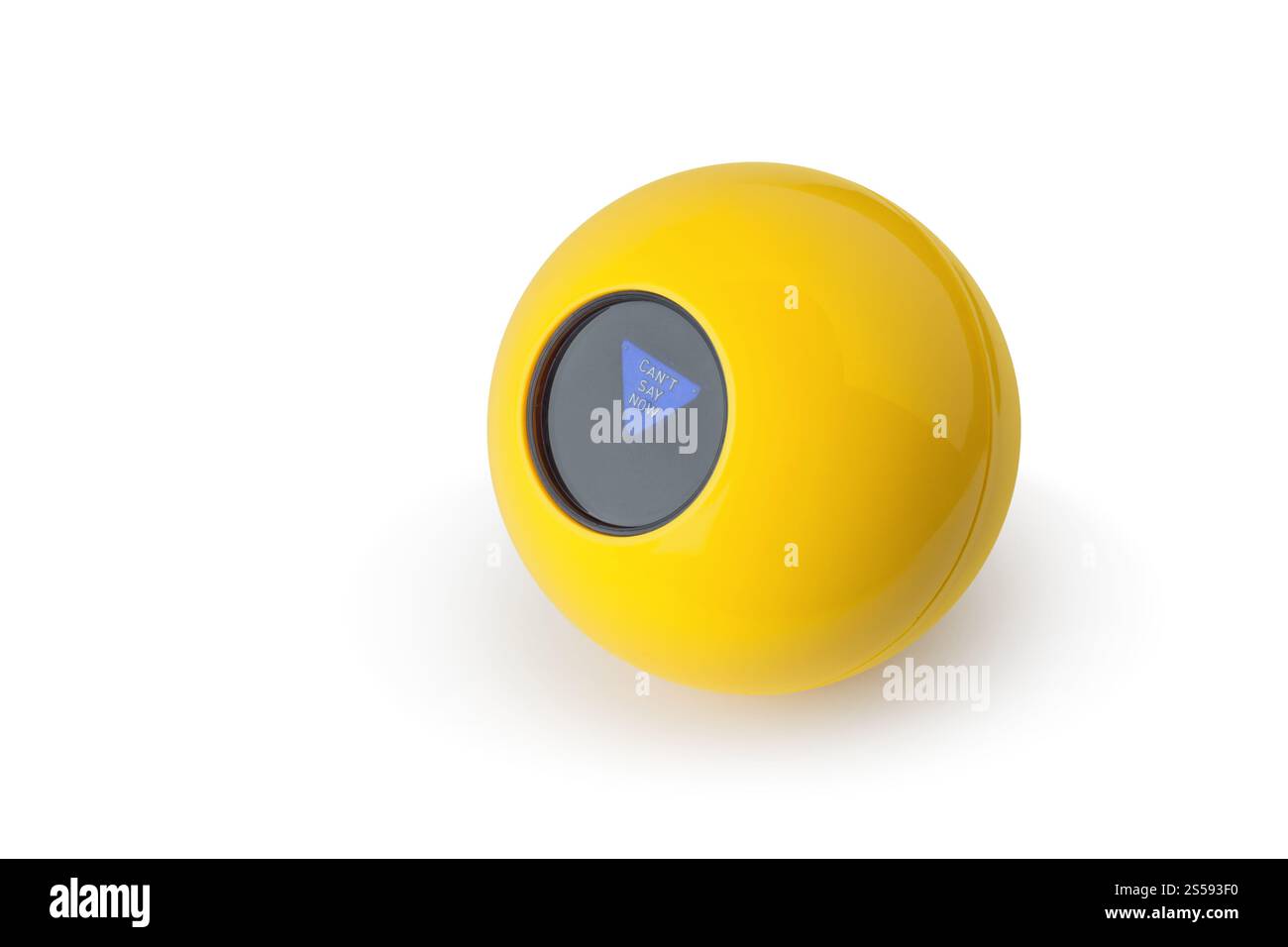 la boule jaune magic 8 isolée sur fond blanc. la boule jaune magic 8 Banque D'Images