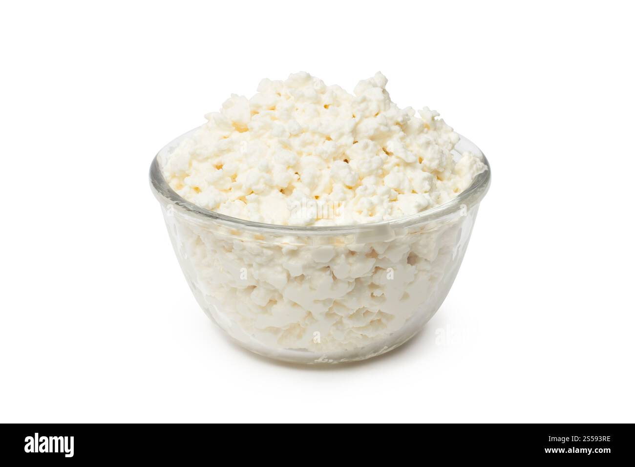 Fromage cottage dans une assiette isolé sur fond blanc. Fromage cottage en assiette isolé Banque D'Images
