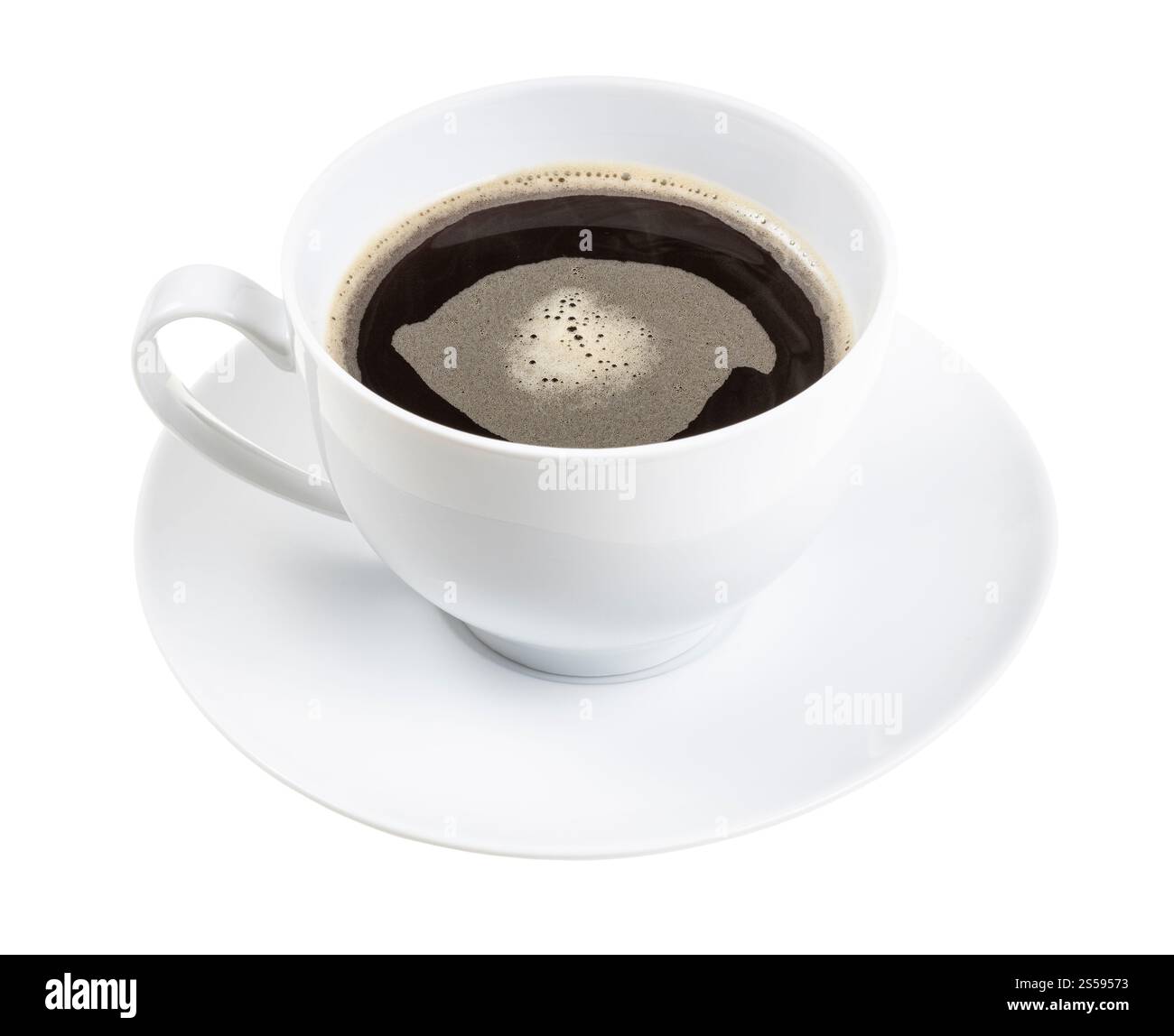 tasse blanche avec thé à la racine de chicorée sur soucoupe isolée sur fond blanc Banque D'Images