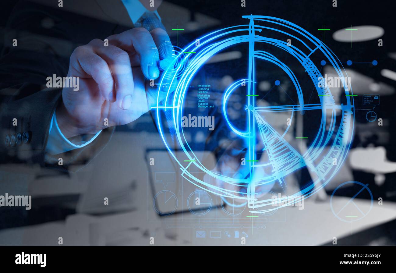 Businessman hand drawing un graphique sur les nouvelles de l'informatique moderne Banque D'Images