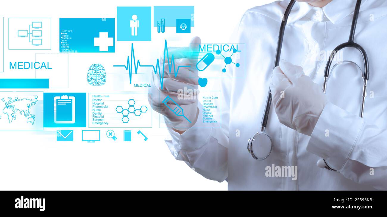 Docteur en médecine en collaboration avec l'interface de l'ordinateur moderne Banque D'Images