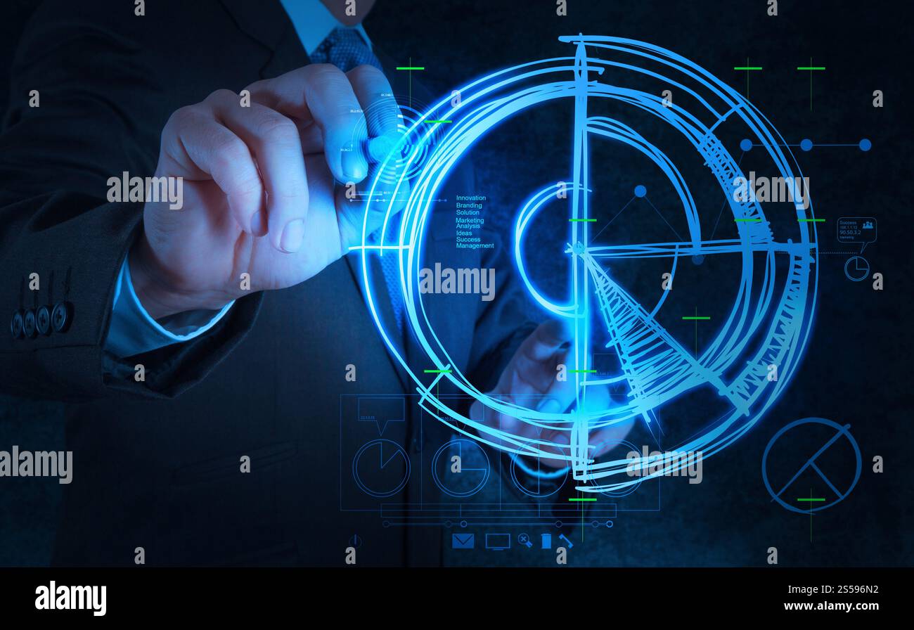 Businessman hand drawing un graphique sur les nouvelles de l'informatique moderne Banque D'Images