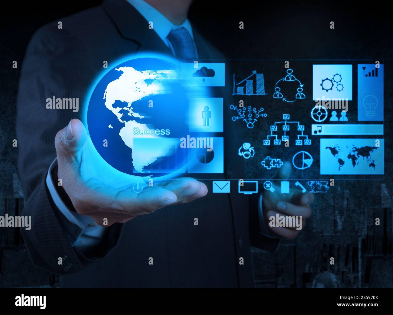 Businessman hand holding globe avec schéma d'entreprise sur l'interface de l'écran tactile Banque D'Images