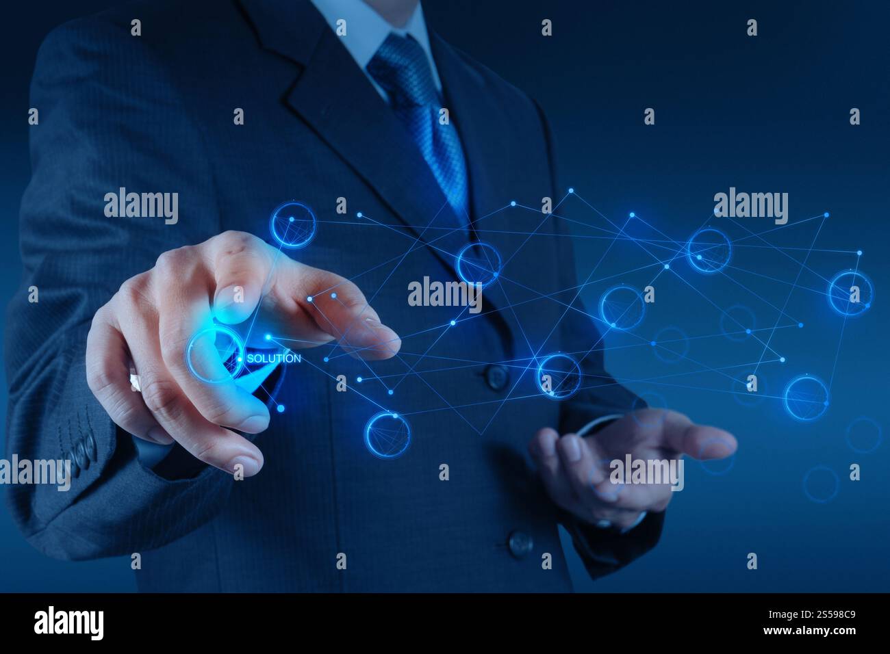 Businessman hand poussant Diagramme de solution sur une interface d'écran tactile Banque D'Images