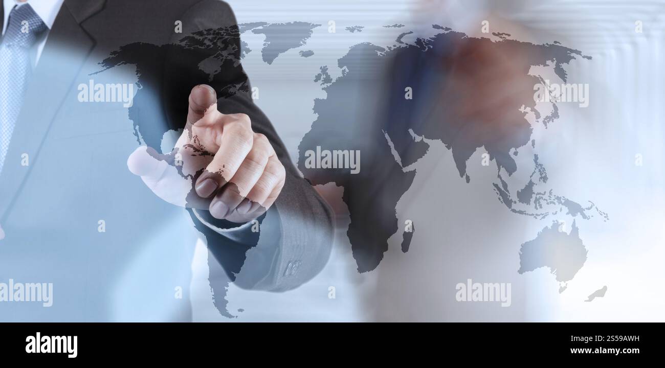 Double exposition de businessman part travailler sur la carte du monde sur l'ordinateur à écran tactile comme concept Banque D'Images