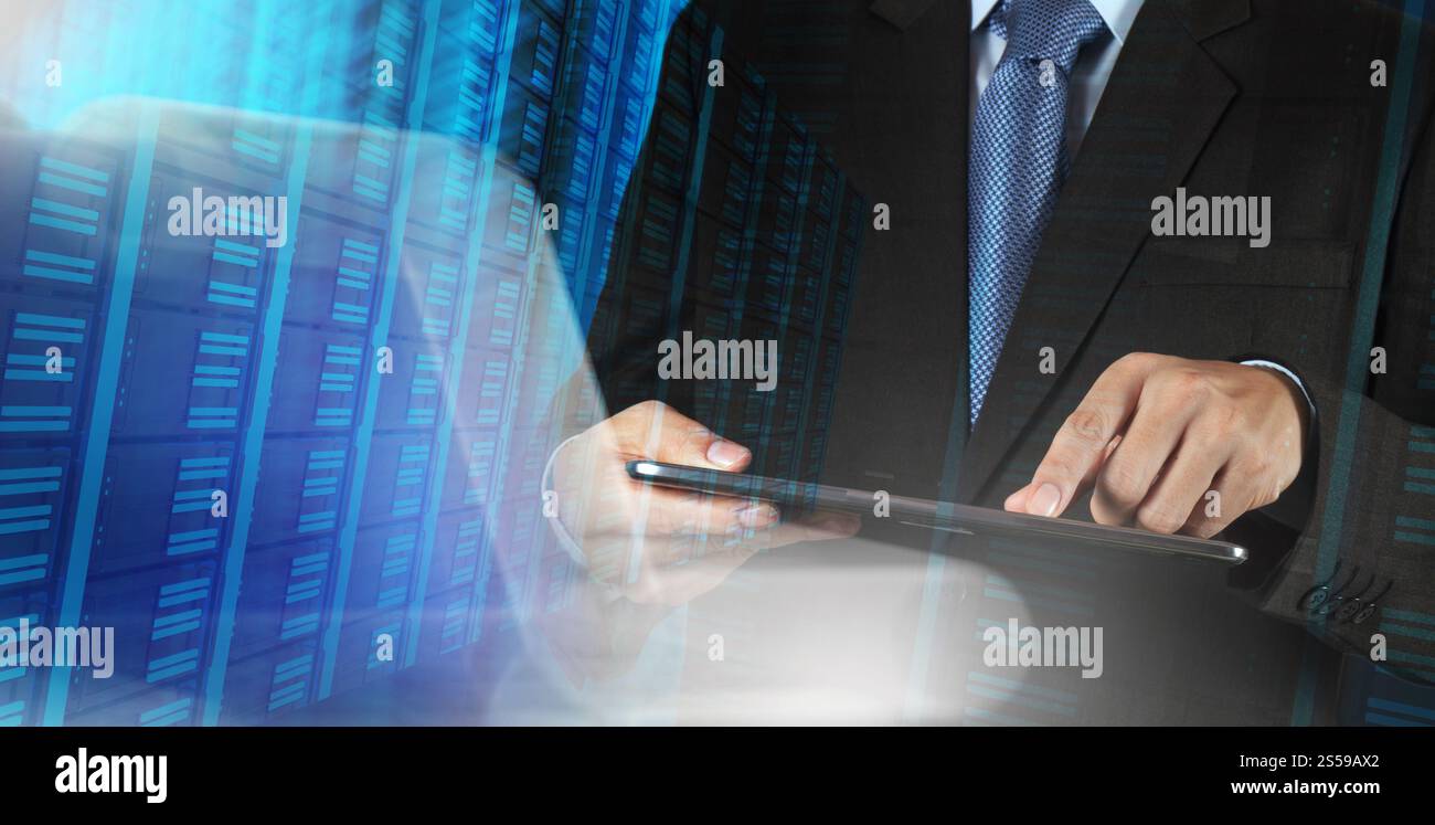 Businessman hand en appuyant sur un bouton tactile sur fond de serveur Banque D'Images