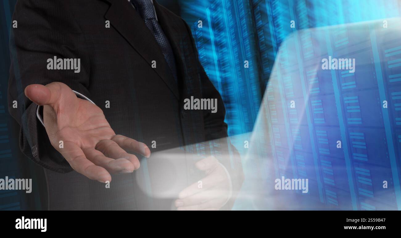 Businessman hand en appuyant sur un bouton tactile sur fond de serveur Banque D'Images