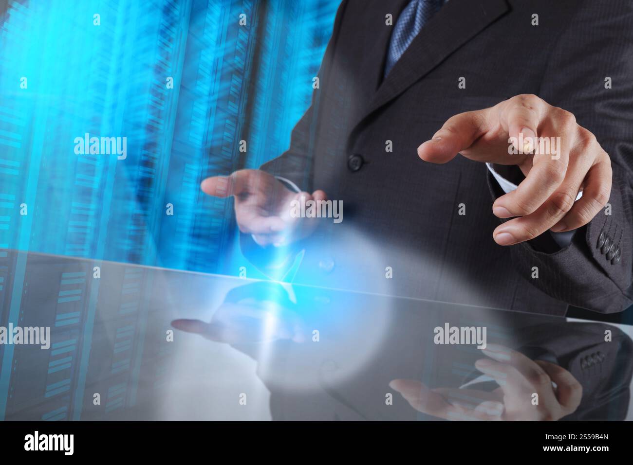 Businessman hand en appuyant sur un bouton tactile sur fond de serveur Banque D'Images