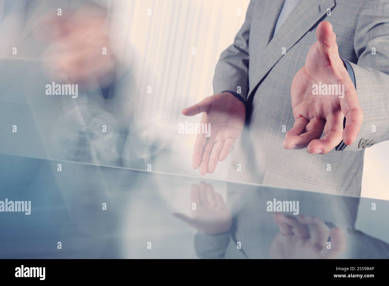 Businessman hand en appuyant sur un bouton tactile sur fond de serveur Banque D'Images