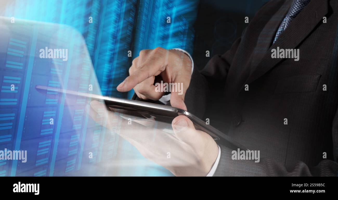 Businessman hand en appuyant sur un bouton tactile sur fond de serveur Banque D'Images