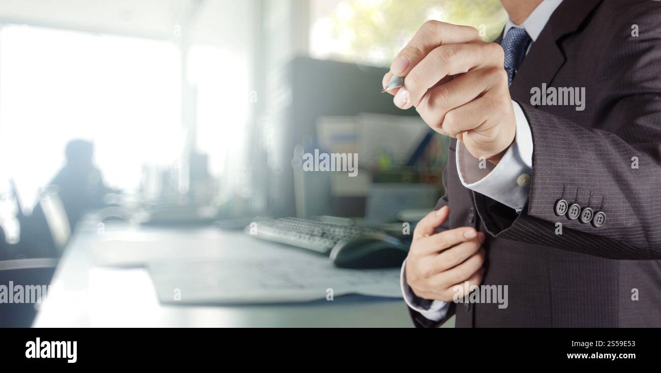 homme d'affaires travaillant avec son fond de bureau comme concept Banque D'Images