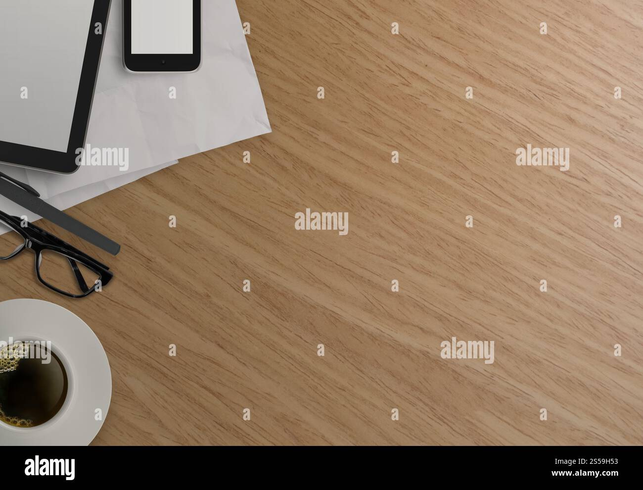 Table de bureau avec ordinateur tablette,téléphone mobile et tasse de café sur fond de bois Banque D'Images