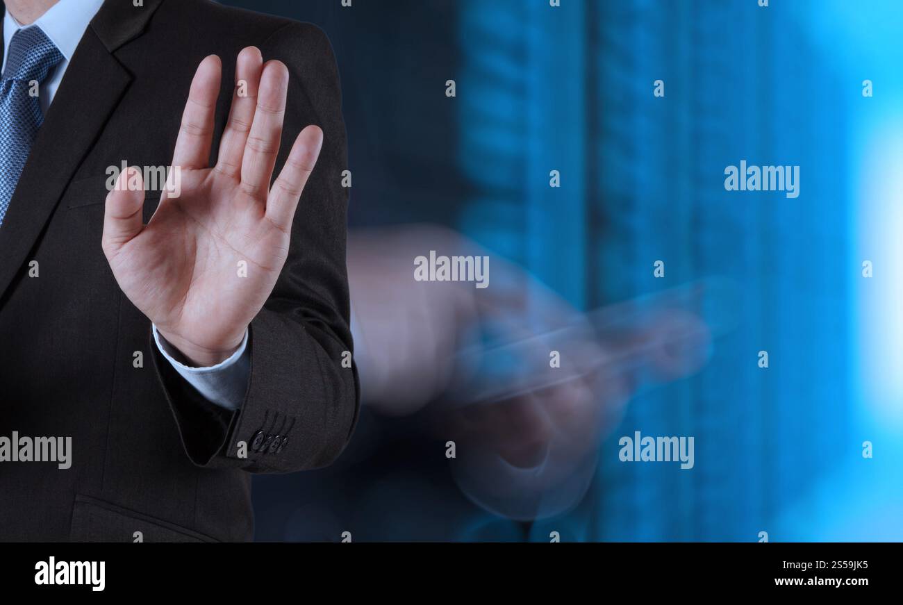 Succès d'affaires de l'écran tactile de l'ordinateur de travail avec son équipe comme concept Banque D'Images