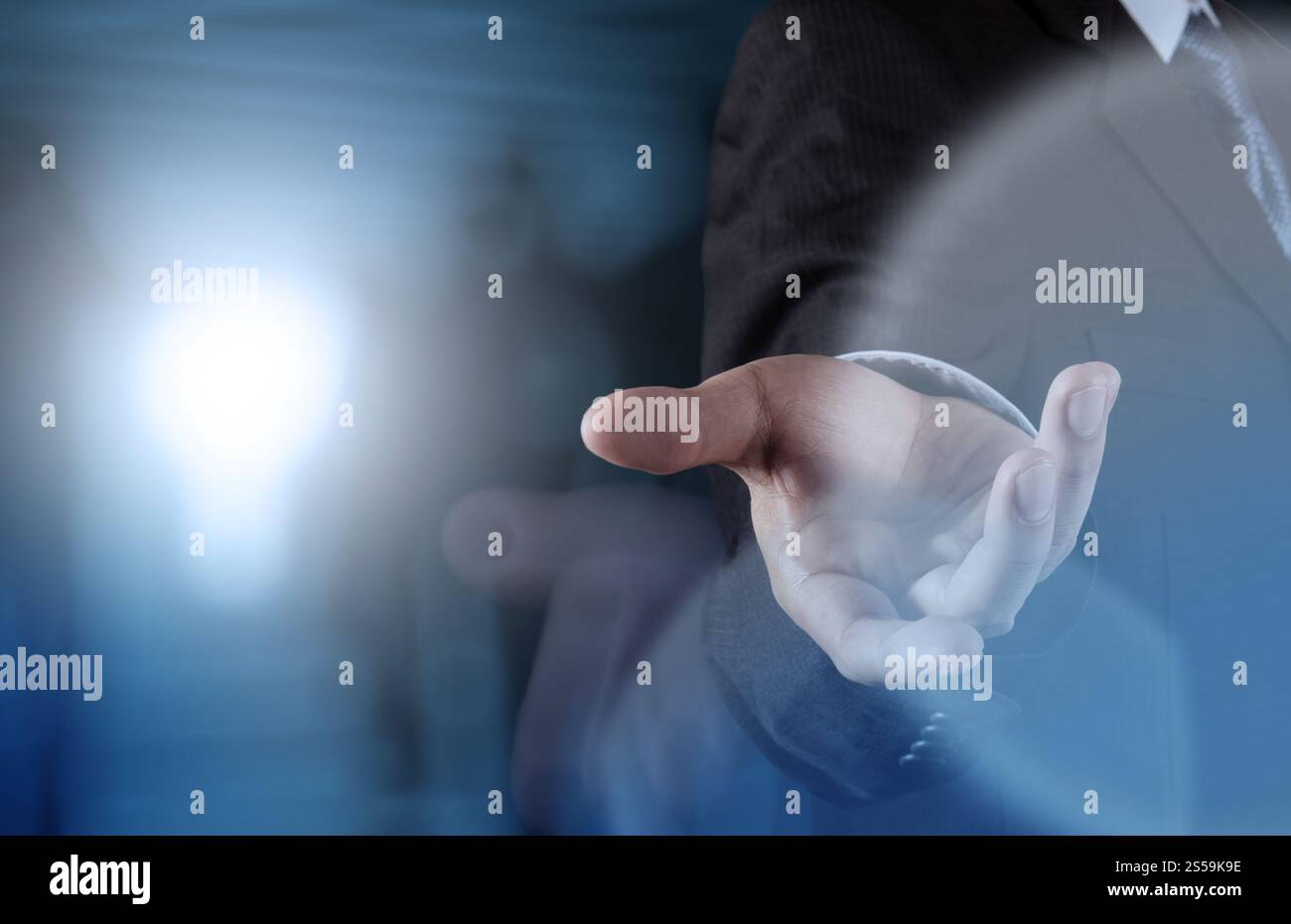 Succès d'affaires de l'écran tactile de l'ordinateur de travail avec son équipe comme concept Banque D'Images