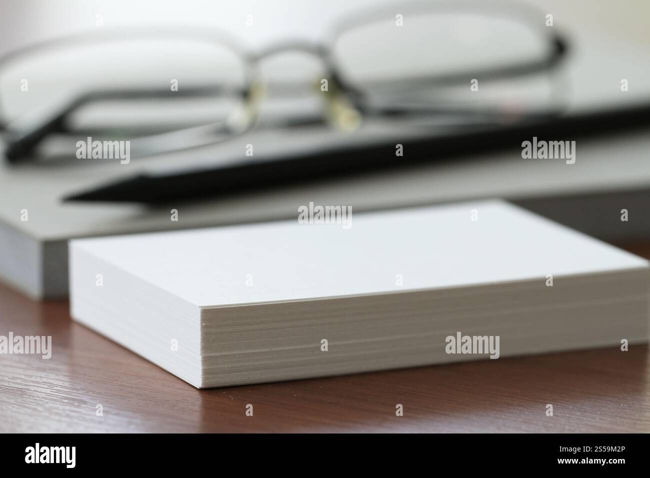 Close up of Blank des cartes d'affaires avec crayon et verres sur table en bois bureau Banque D'Images