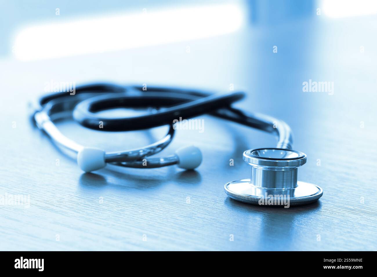 Macro Studio d'un stéthoscope et digital tablet avec DOF peu profondes bien équilibrés abstract sur arrière-plan du tableau bois copy space Banque D'Images