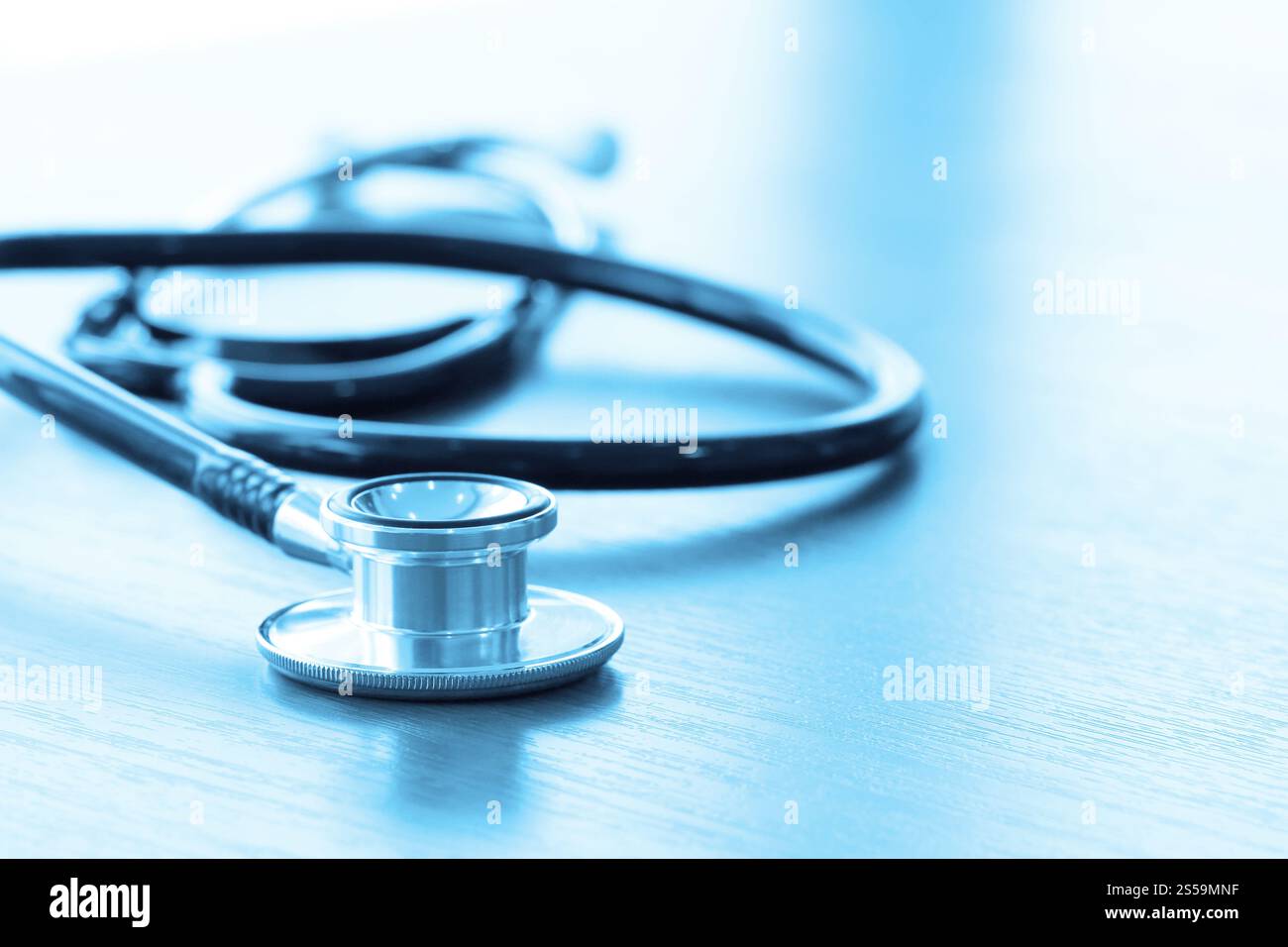 Macro Studio d'un stéthoscope et digital tablet avec DOF peu profondes bien équilibrés abstract sur arrière-plan du tableau bois copy space Banque D'Images