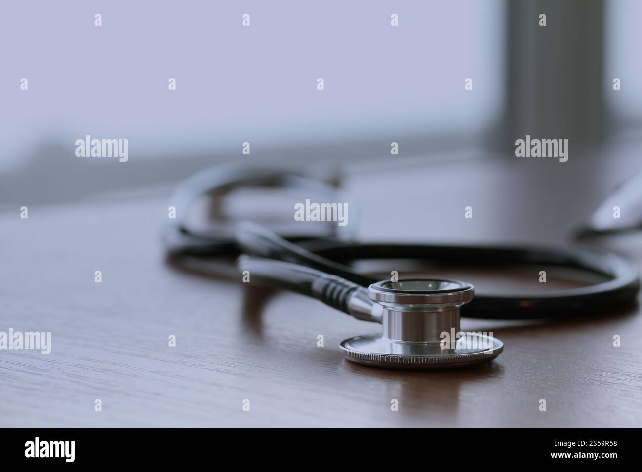Macro Studio d'un stéthoscope et digital tablet avec DOF peu profondes bien équilibrés abstract sur arrière-plan du tableau bois copy space Banque D'Images