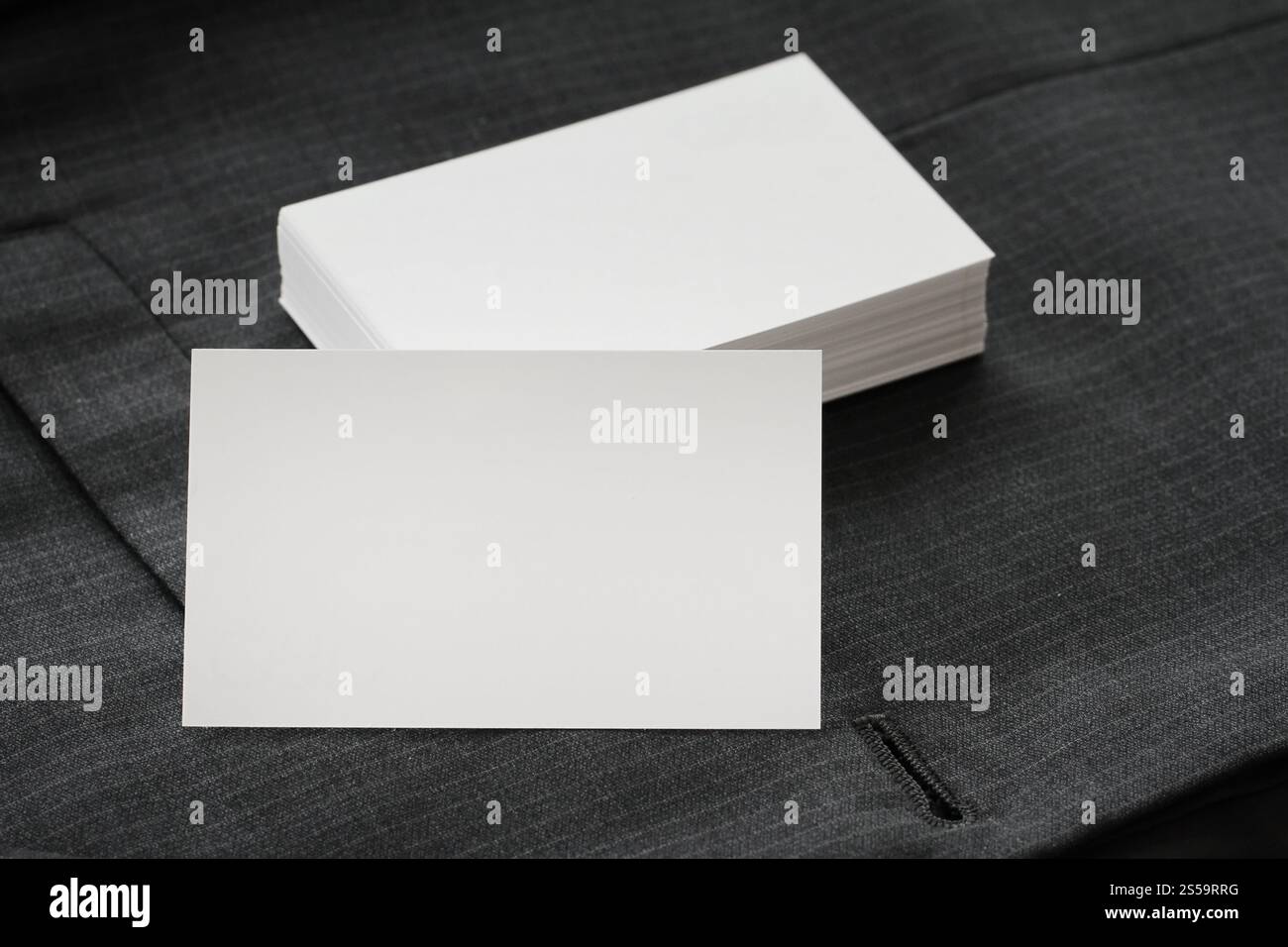 L'identité d'entreprise vierge carte de paquet avec un costume gris arrière-plan. Banque D'Images