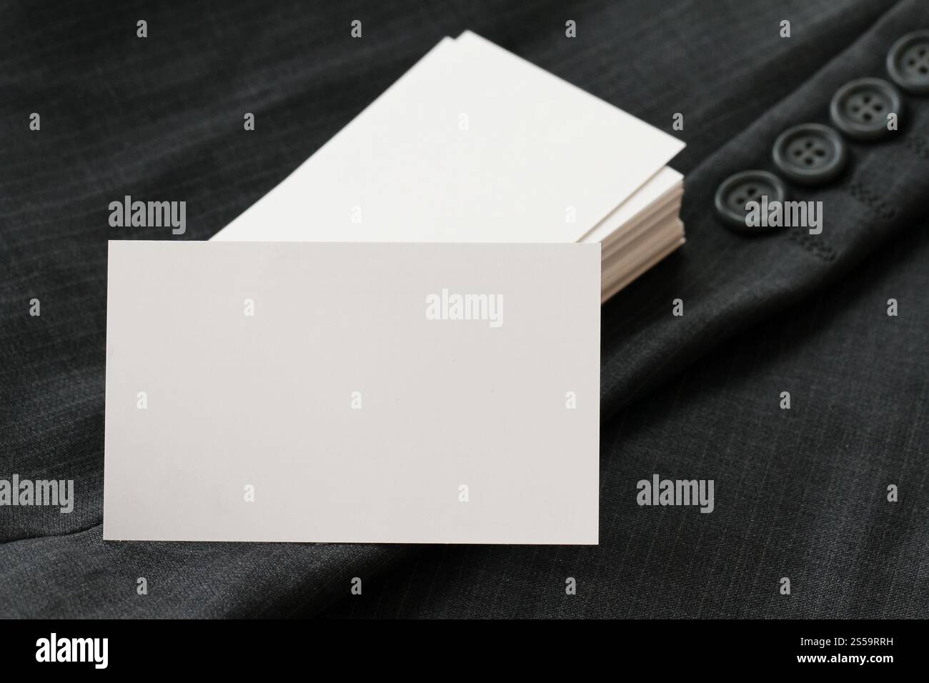L'identité d'entreprise vierge carte de paquet avec un costume gris arrière-plan. Banque D'Images