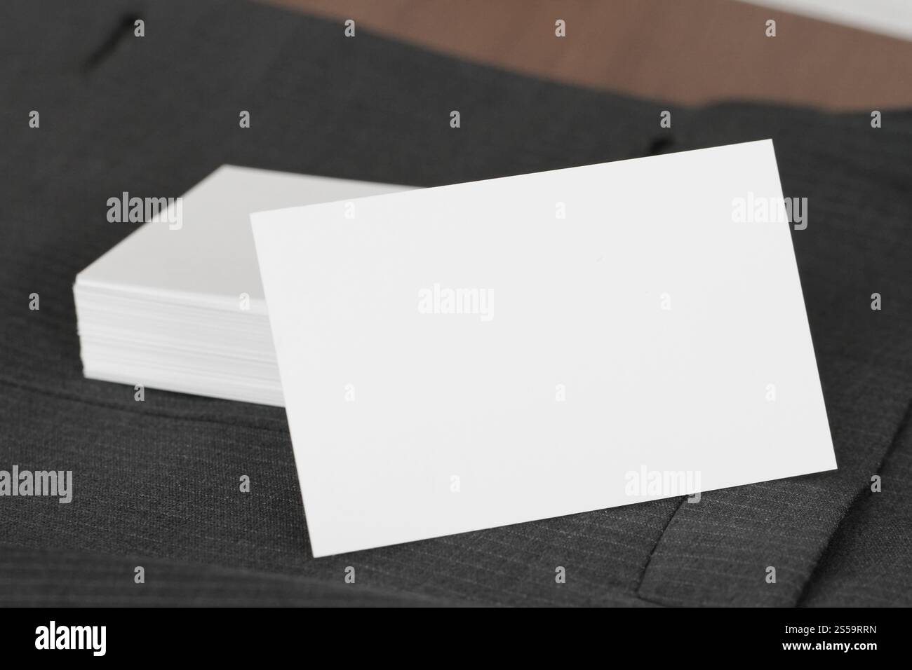 L'identité d'entreprise vierge carte de paquet avec un costume gris arrière-plan. Banque D'Images