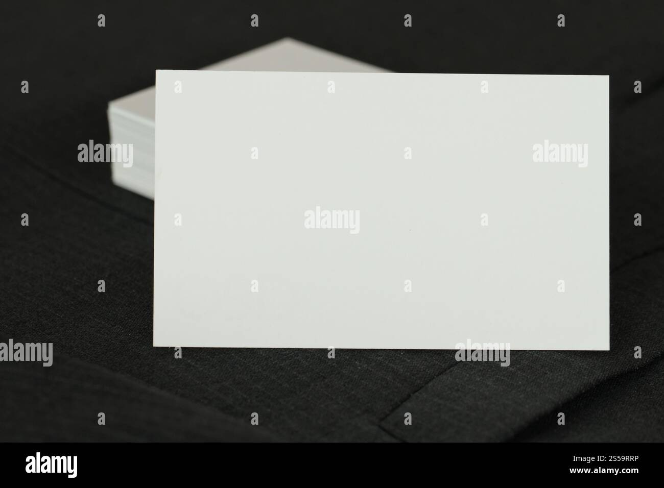 L'identité d'entreprise vierge carte de paquet avec un costume gris arrière-plan. Banque D'Images