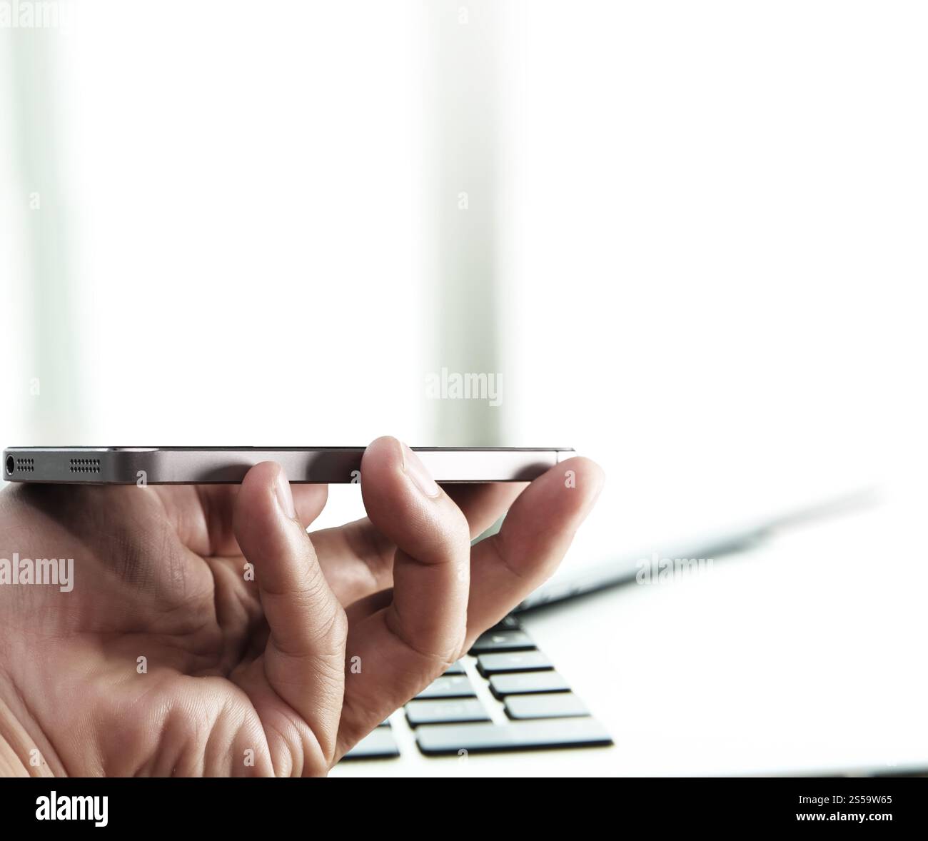Businessman hand using mobile phone in office Banque D'Images