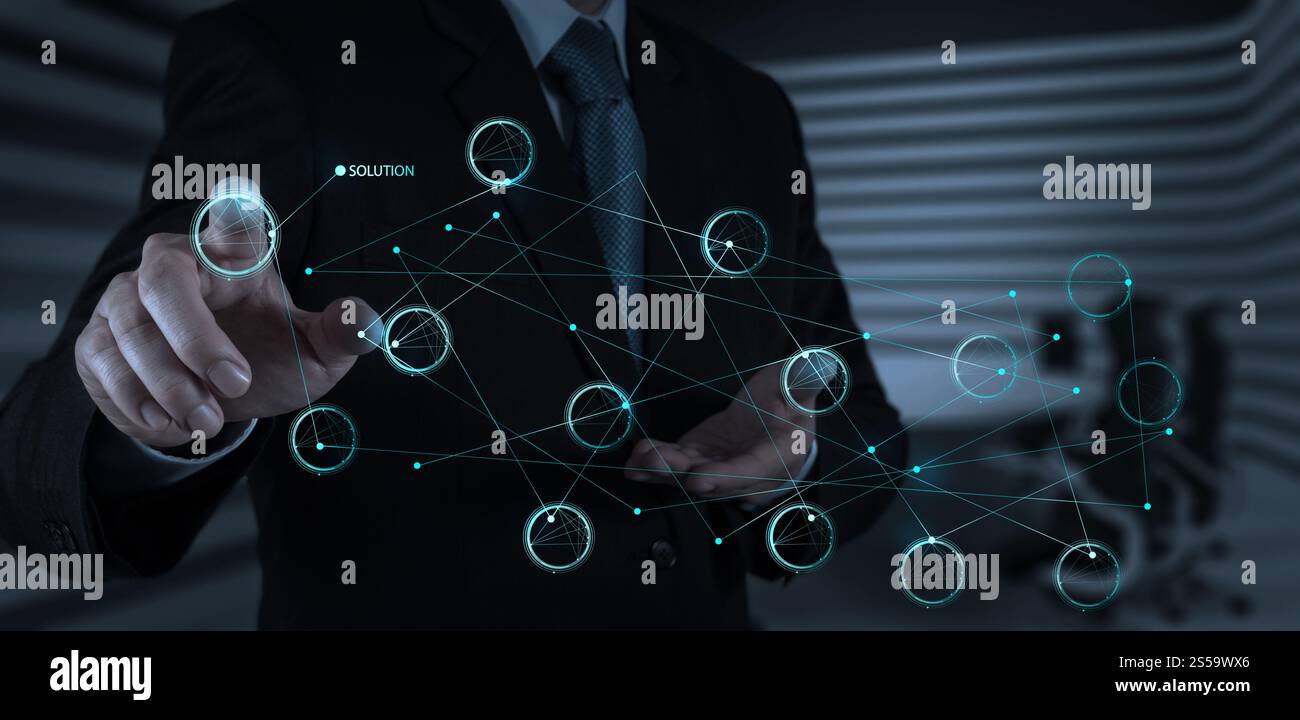 Businessman hand poussant Diagramme de solution sur une interface d'écran tactile comme concept Banque D'Images