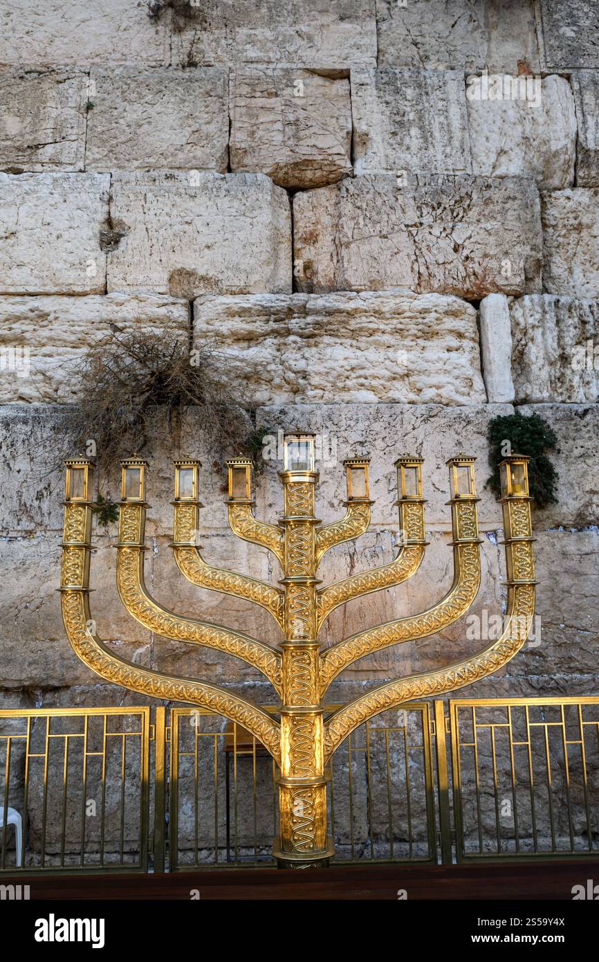 La menorah officielle et dorée Hanukkah du mur occidental à Jérusalem, brûlant pendant la fête des lumières de huit jours en Israël. Banque D'Images