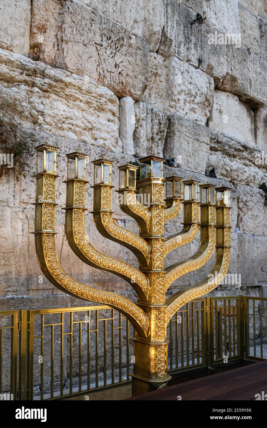 La menorah officielle et dorée Hanukkah du mur occidental à Jérusalem, brûlant pendant la fête des lumières de huit jours en Israël. Banque D'Images