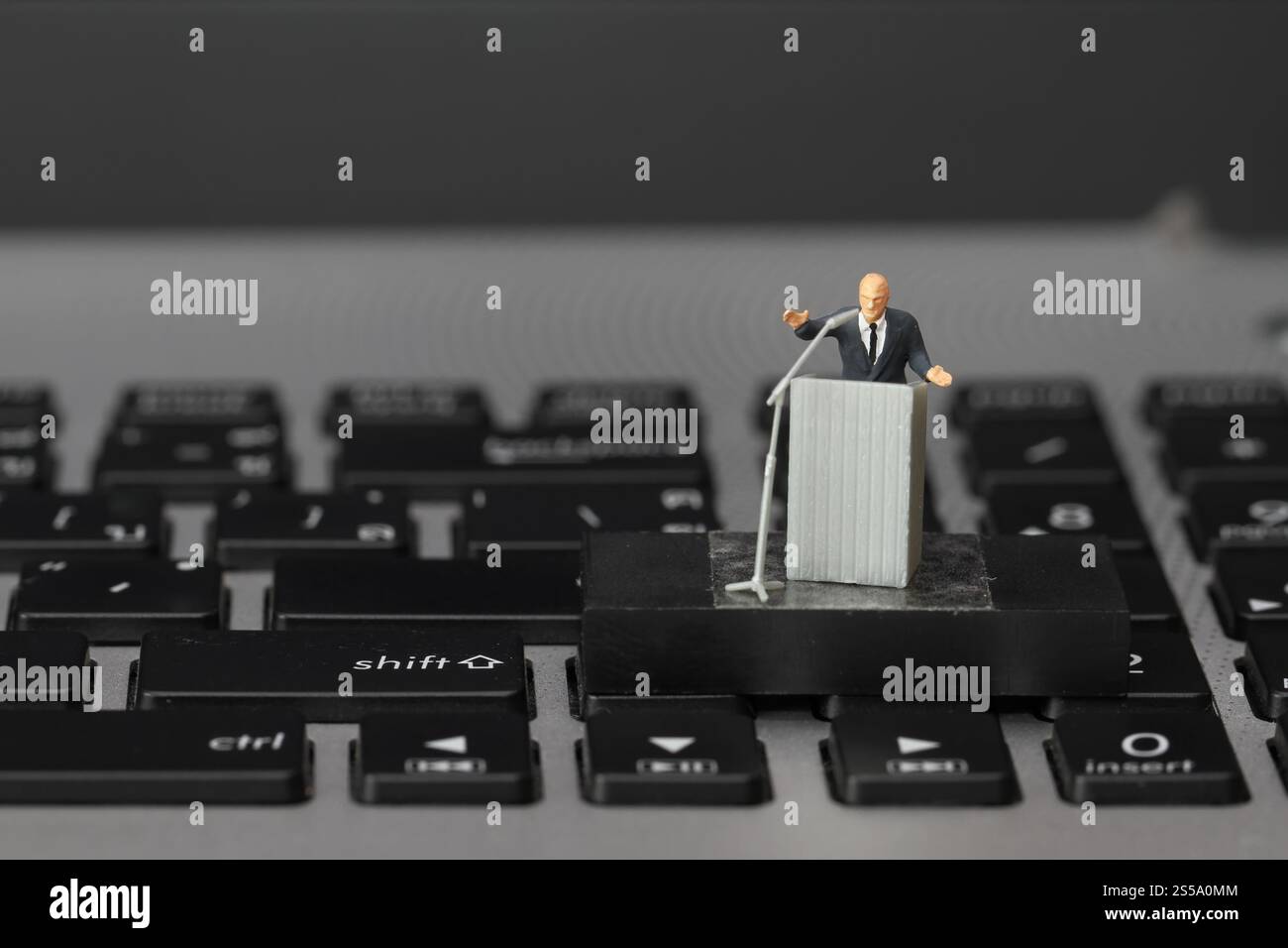 Concept de conférence en ligne-haut-parleur miniature à Business Conference sur ordinateur portable Banque D'Images