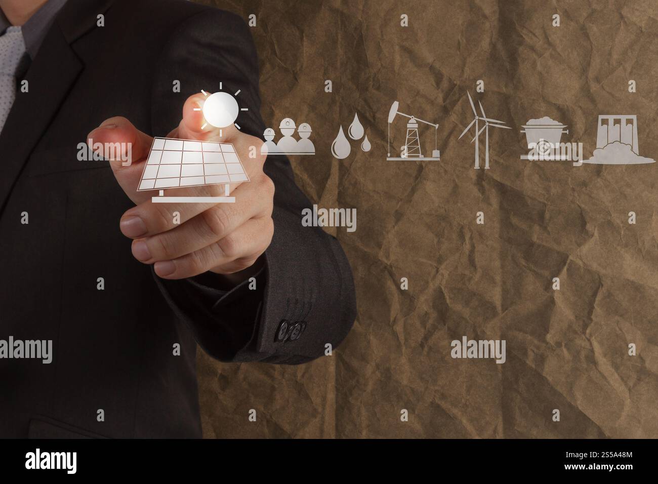 Cellule solaire point main icône avec le recyclage du papier froissé comme concept d'arrière-plan Banque D'Images