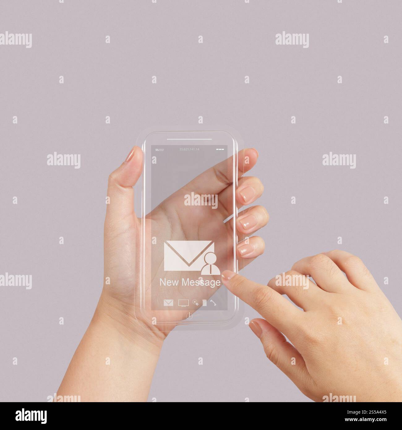 Utiliser la main d'un écran tactile téléphone mobile avec icône e-mail comme concept Banque D'Images