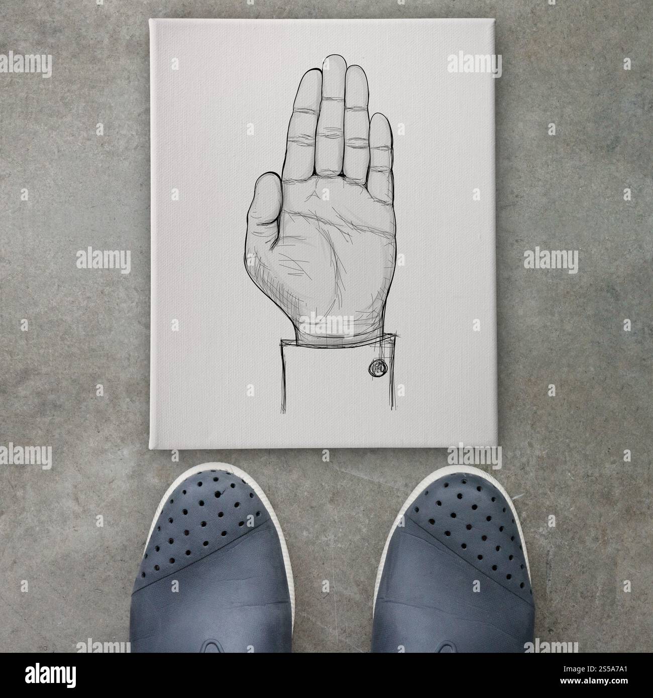 Panneau de dessin soulevé à la main sur le panneau de toile sur le devant des pieds d'homme d'affaires comme concept Banque D'Images