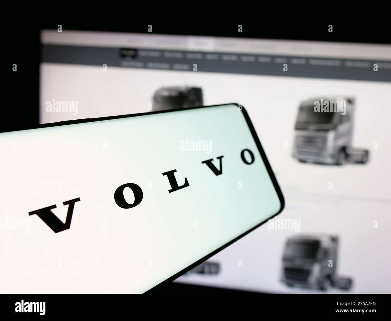 Allemagne. 17 octobre 2024. Dans cette illustration photo, un téléphone portable avec le logo de la société automobile suédoise AB Volvo sur l'écran est vu devant le site Web de l'entreprise. (Crédit image : © timon Schneider/SOPA images via ZUMA Press Wire) USAGE ÉDITORIAL SEULEMENT ! Non destiné à UN USAGE commercial ! Banque D'Images