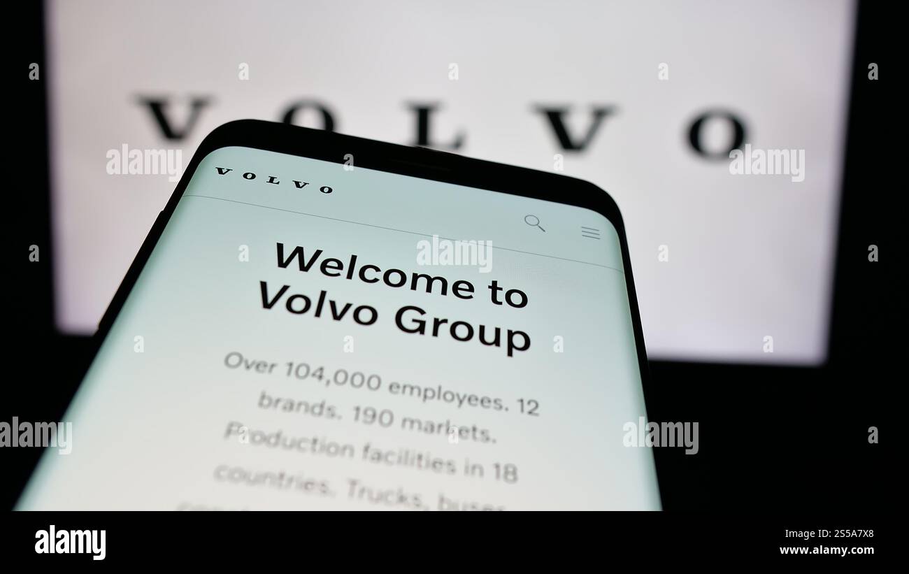 Allemagne. 17 octobre 2024. Dans cette illustration photo, un smartphone avec le site Web de la société automobile suédoise AB Volvo est vu sur l'écran devant le logo de l'entreprise. (Crédit image : © timon Schneider/SOPA images via ZUMA Press Wire) USAGE ÉDITORIAL SEULEMENT ! Non destiné à UN USAGE commercial ! Banque D'Images