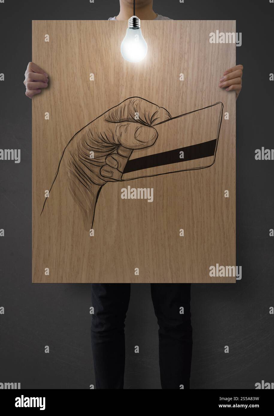 l'homme montre l'affiche de la main dessinée à la main tenant la carte de crédit sur le concept de fond de planche en bois Banque D'Images