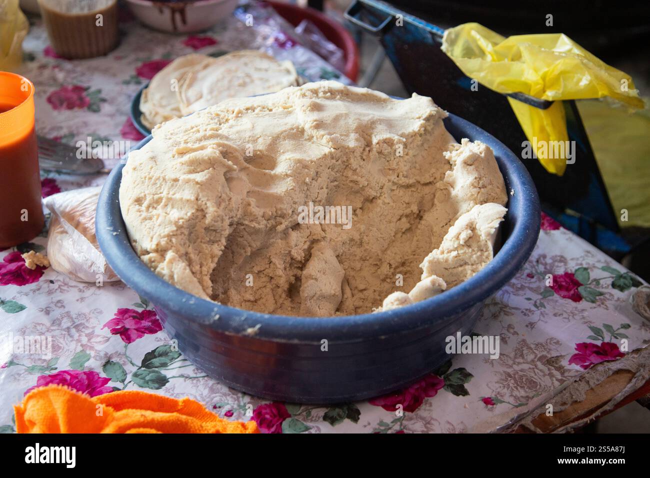 Cuisson de memelas au marché d'Oaxaca Central de Abastos avec fromage local, porc séché, œufs et sauce piquante. Banque D'Images