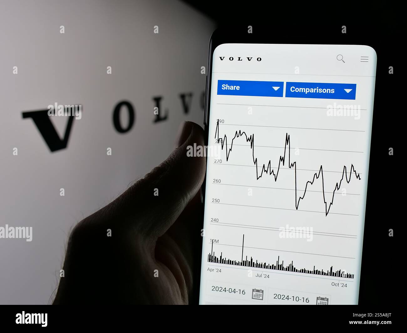Allemagne. 17 octobre 2024. Dans cette illustration photo, une personne tient un téléphone portable avec la page Web de la société automobile suédoise AB Volvo sur l'écran devant le logo. (Crédit image : © timon Schneider/SOPA images via ZUMA Press Wire) USAGE ÉDITORIAL SEULEMENT ! Non destiné à UN USAGE commercial ! Banque D'Images