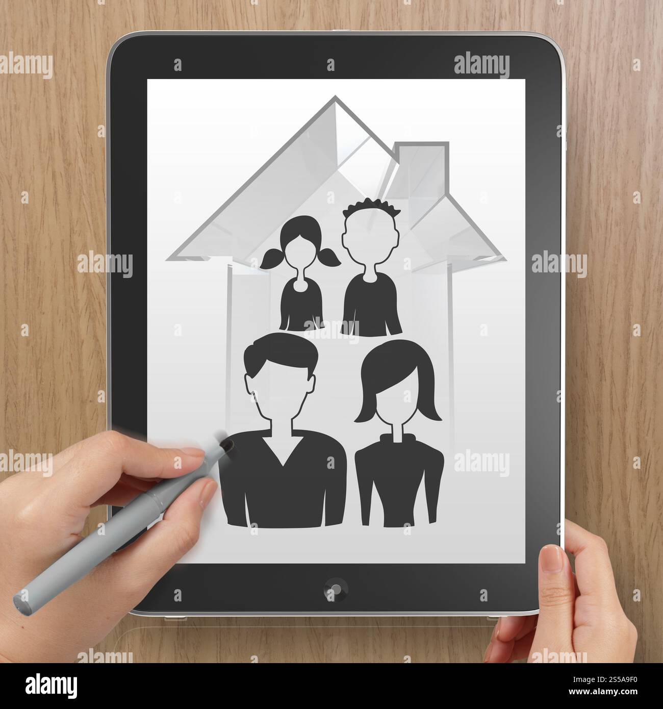 Dessin à la main maison en 3d avec l'icône de la famille sur l'ordinateur tablette comme concept d'assurance Banque D'Images
