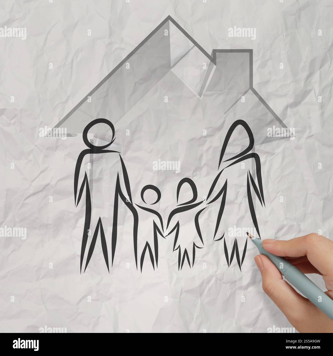 Dessin à la main maison 3d avec icône de famille sur fond de papier froissé comme concept d'assurance Banque D'Images