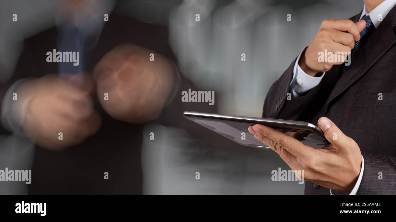 Succès d'affaires de l'écran tactile de l'ordinateur de travail avec son équipe comme concept Banque D'Images