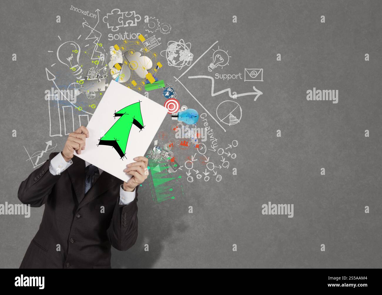 Businessman holding livre avec flèche verte vers signe sur la stratégie de l'entreprise contexte en tant que concept Banque D'Images